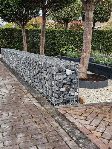 Ardenner breuksteen aangelegd in schanskorf