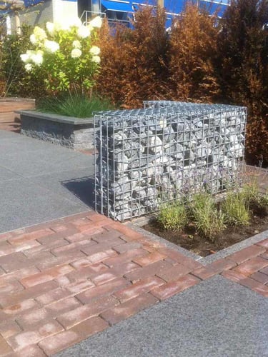 Ardenner breuksteen aangelegd in schanskorf