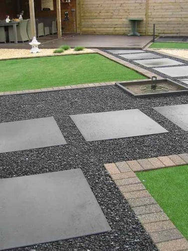 Basalt split 8 - 16mm aangelegd siertuin