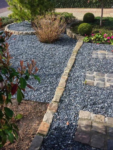 Beach pebbles zwart 16 - 25mm aangelegd tuin