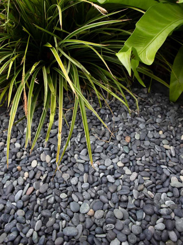 Beach pebbles zwart 5 - 8mm (populair) aangelegd tuin