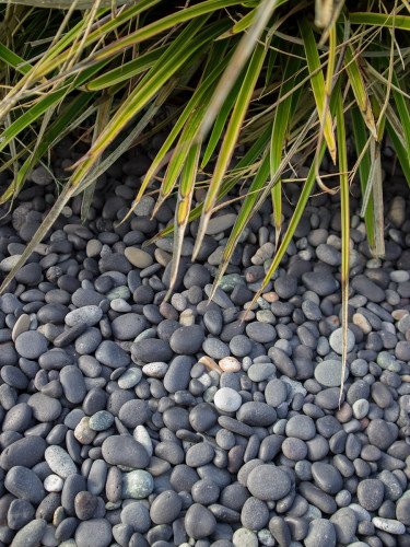 Beach pebbles zwart 8 - 16mm aangelegd tuin