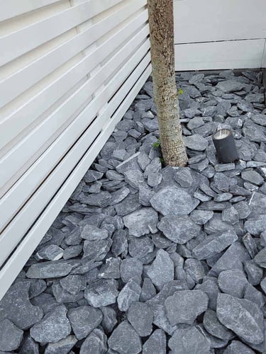 Canadian Slate Breuksteen zwart 60 - 180mm  (6 - 18cm) aangelegd