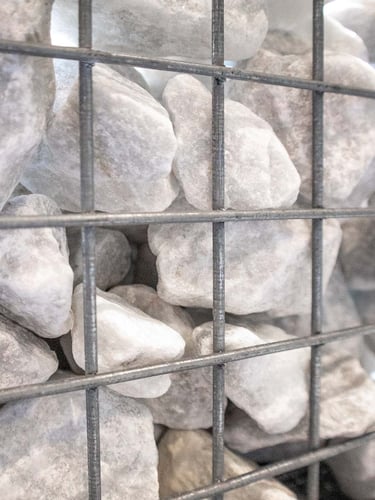 Crystal white breuksteen 40 - 80mm (4 - 8cm) aangelegd in korf
