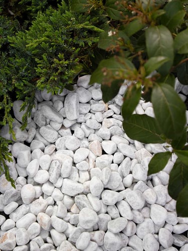 Crystal white grind 16 - 25mm aangelegd