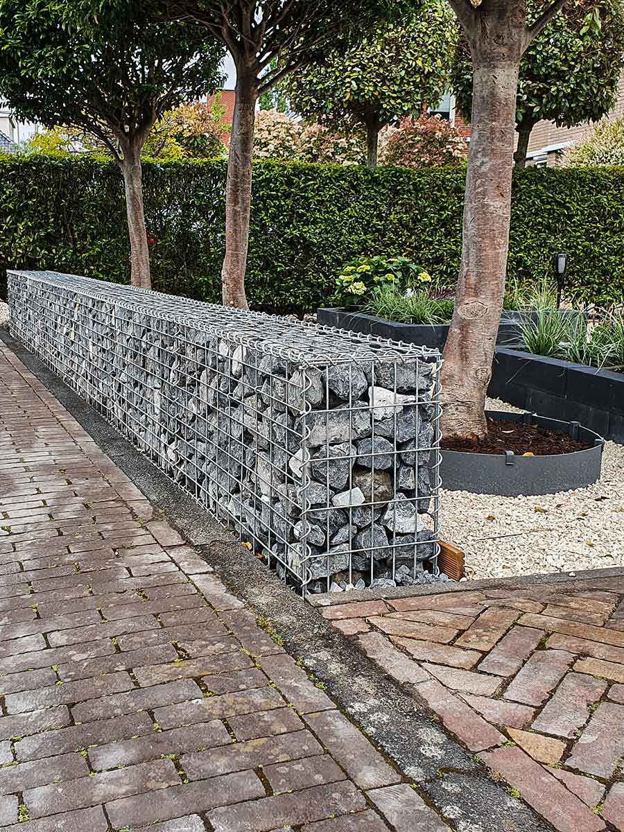 Ardenner breuksteen aangelegd in schanskorf