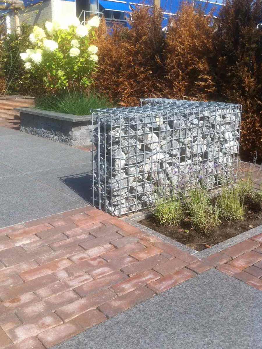 Ardenner breuksteen aangelegd in schanskorf