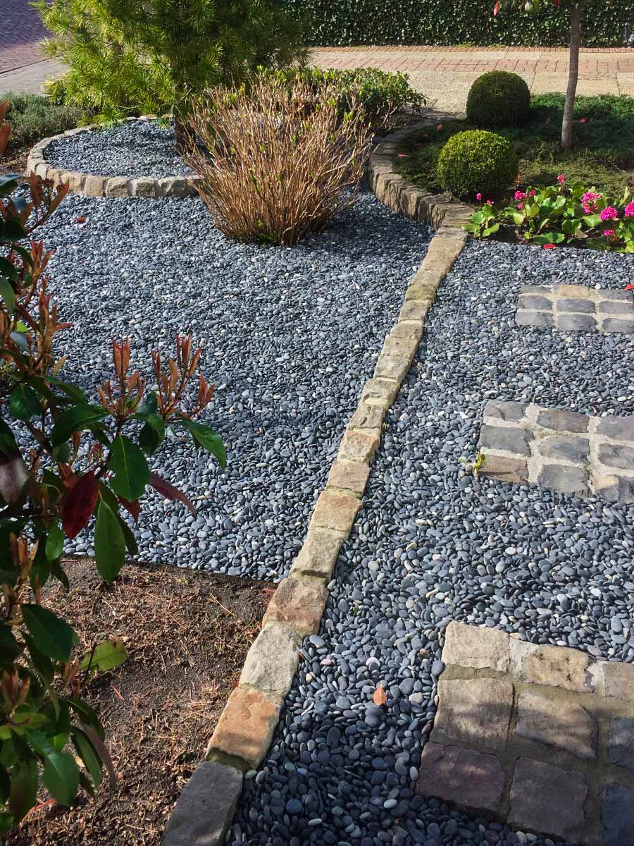 Beach pebbles zwart 16 - 25mm aangelegd tuin