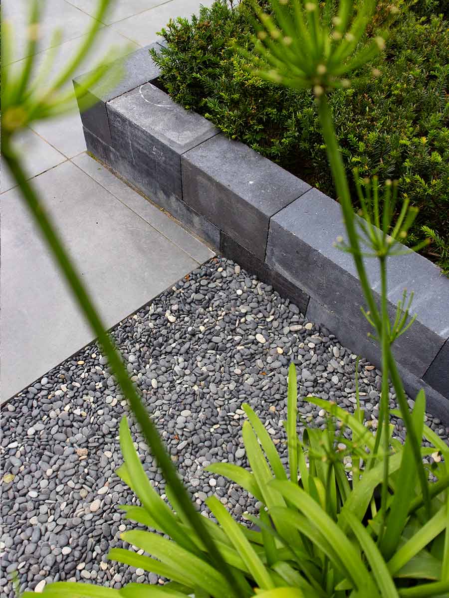 Beach pebbles zwart 8 - 16mm aangelegde tuin