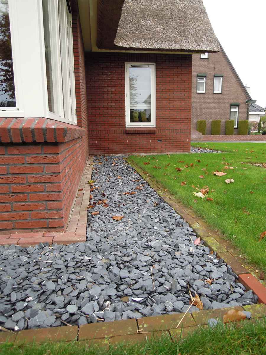 Canadian slate zwart 30 - 60mm aangelegd rondom huis