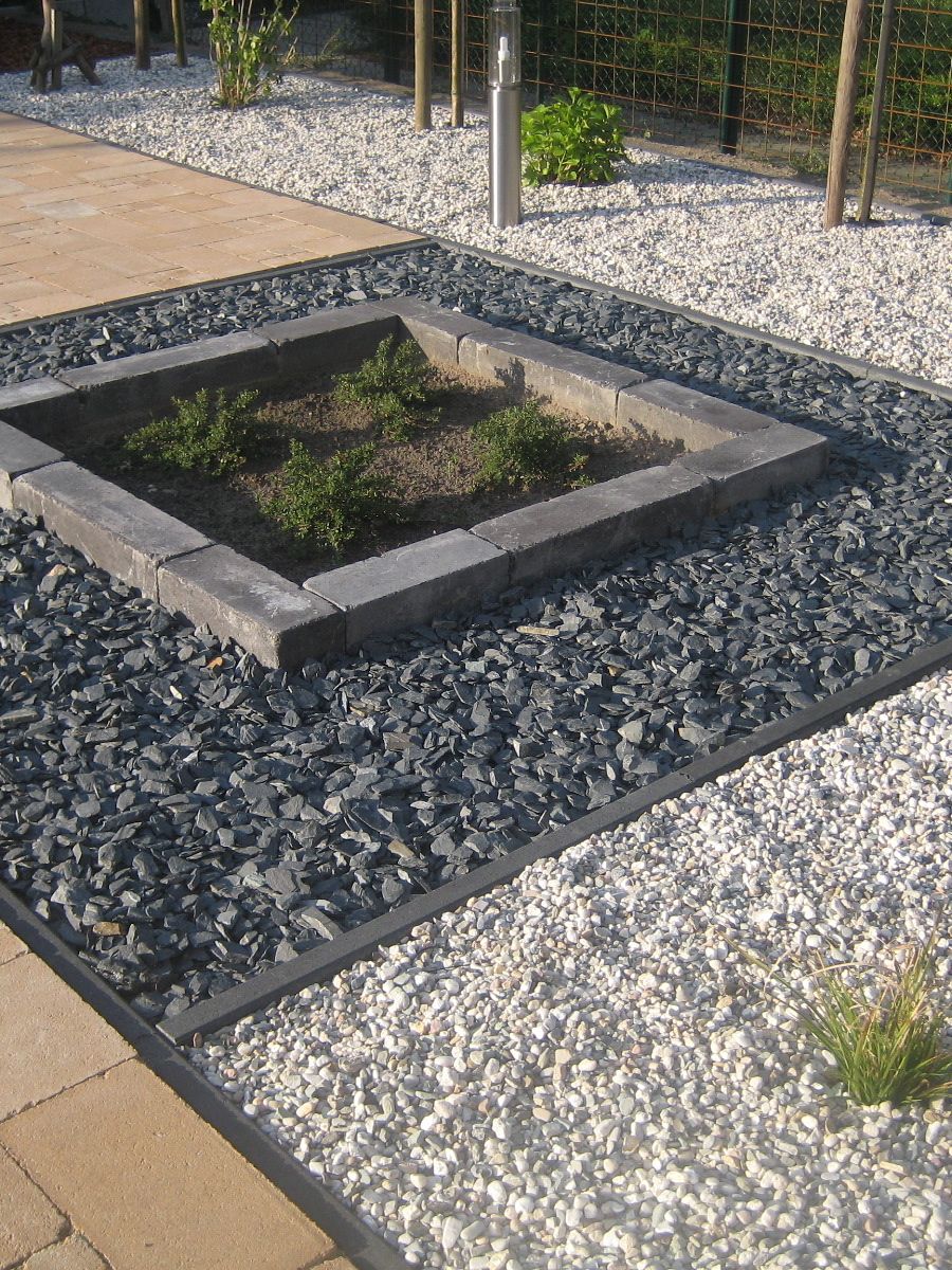 Canadian slate zwart 15 - 30mm aangelegd met Carrara split