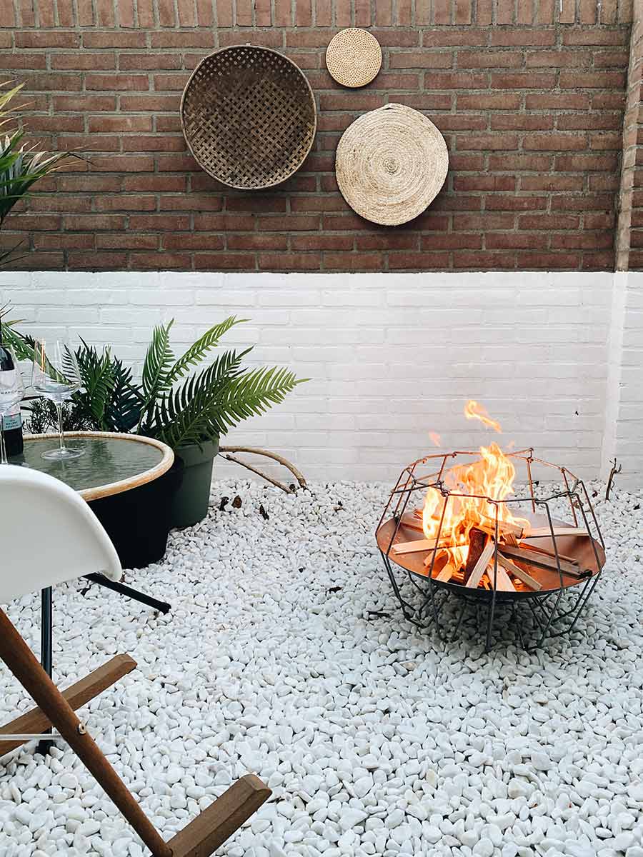 Crystal White grind 16 - 25mm aangelegd i.c.m. Mood & Fire vuurschaal LOW