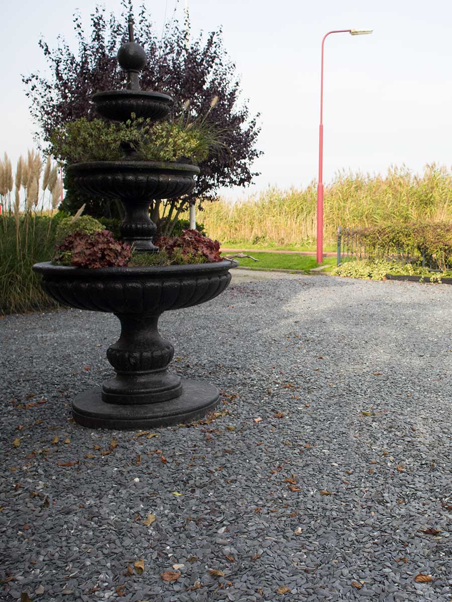 Flat Pebbles zwart 15 – 30mm aangelegd