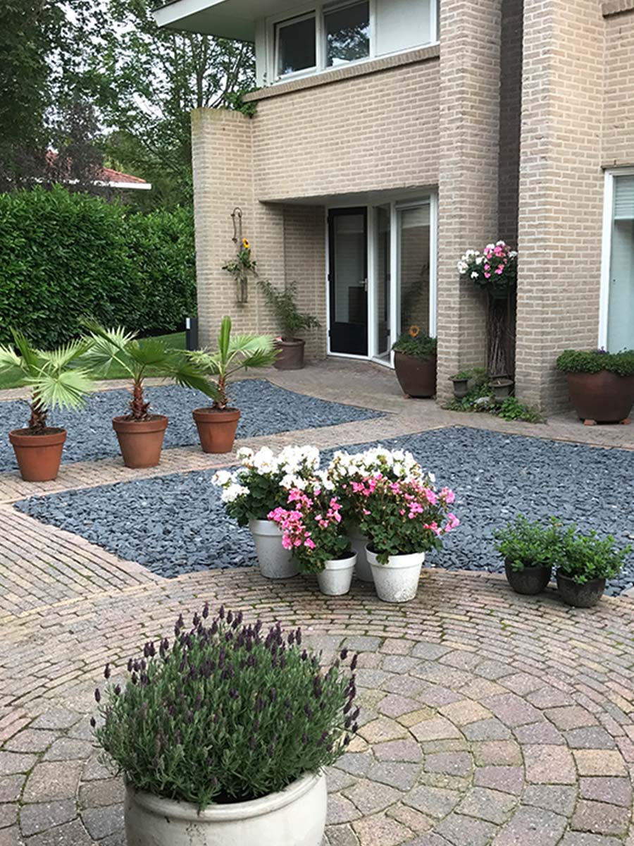 Flat Pebbles zwart 30 – 60mm aangelegde siertuin 