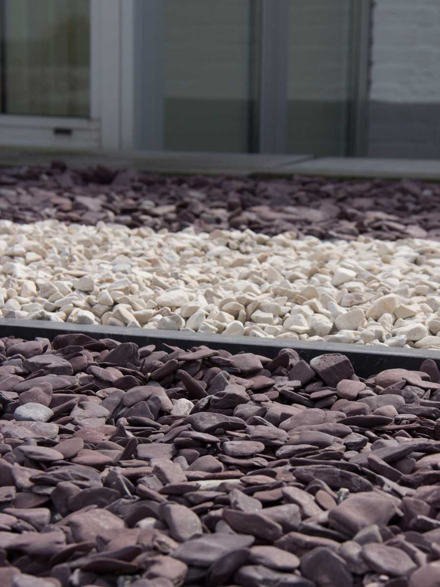 Flat Pebbles paars 30 - 60 siertuin aangelegd