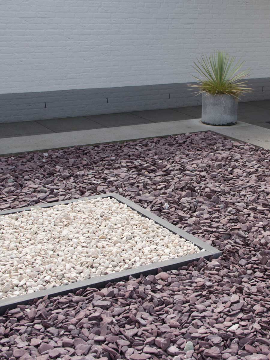 Flat Pebbles paars 30 - 60 siertuin aangelegd