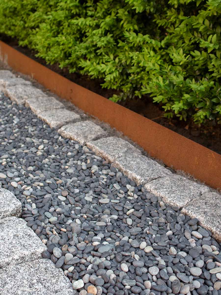Beach pebbles zwart 5 - 8mm (populair) aangelegd tuin