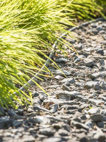 Tuinafboording Ecolat rol grijs aangelegd