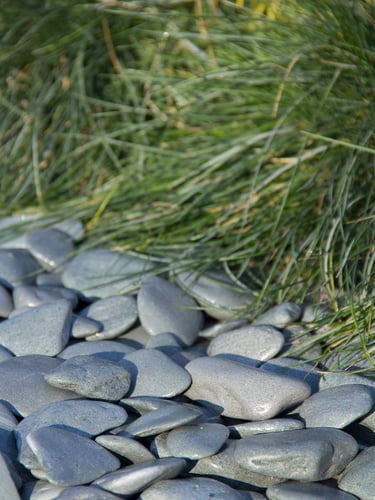 Flat Pebbles groen 30 - 60mm aangelegd