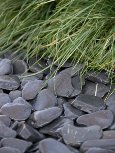 Flat pebbles zwart 30 - 60mm aangelegd