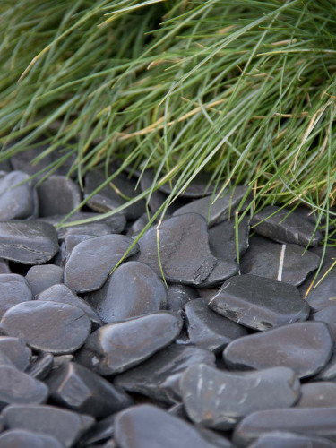 Flat Pebbles zwart 30 - 60 aangelegd