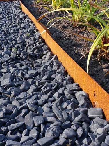 Nero ebano grind 12 - 18mm aangelegd i.c.m. multi-edge Corten-staal