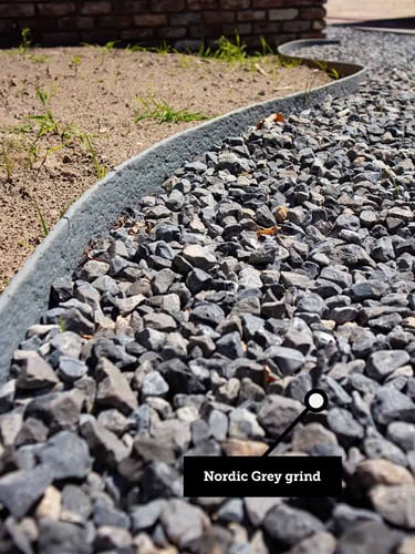 Multi-Edge ECO borderrol 10m lengte, 14cm hoogte, kleur grijs, aangelegd i.c.m. Nordic Grey grind