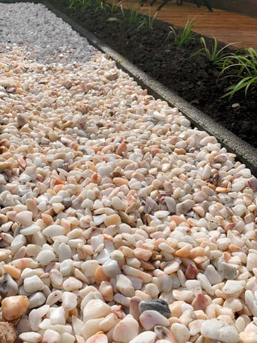 Rosa Milano grind 12 - 18mm (nat) aangelegde siertuin