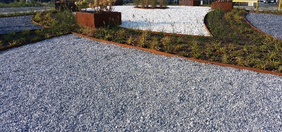 Tuinafboording aangelegd met icy blue split