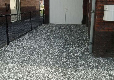Worteldoek aangelegd met zebra split Worteldoek aangelegd met zebra split