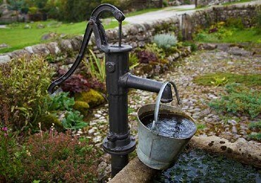 Tuin aanglegd grind met waterpomp