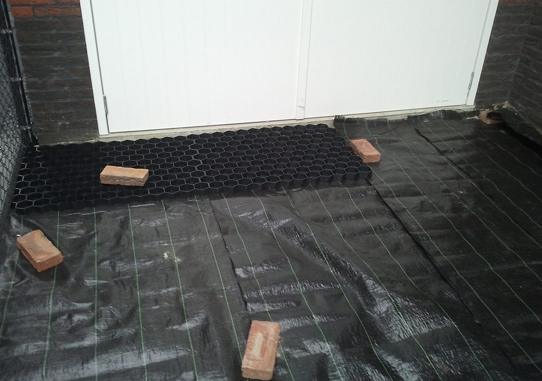 Grindplatten op de worteldoek Grindplatten op de worteldoek