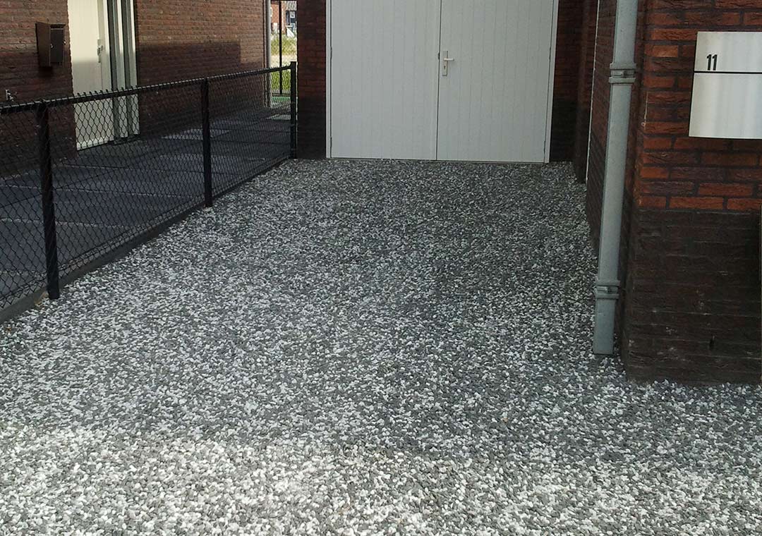 Oprit met worteldoek aangelegd Oprit met worteldoek aangelegd